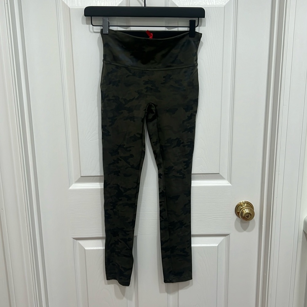 Spanx Faux Leather Camo Leggings. Size S
